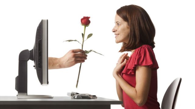 LAS REDES SOCIALES SE HAN CONVERTIDO PARA HOMBRES Y MUJERES EN UNA VENTANA PARA LA ILUSIÓN , EL AMOR O LA MENTIRA.